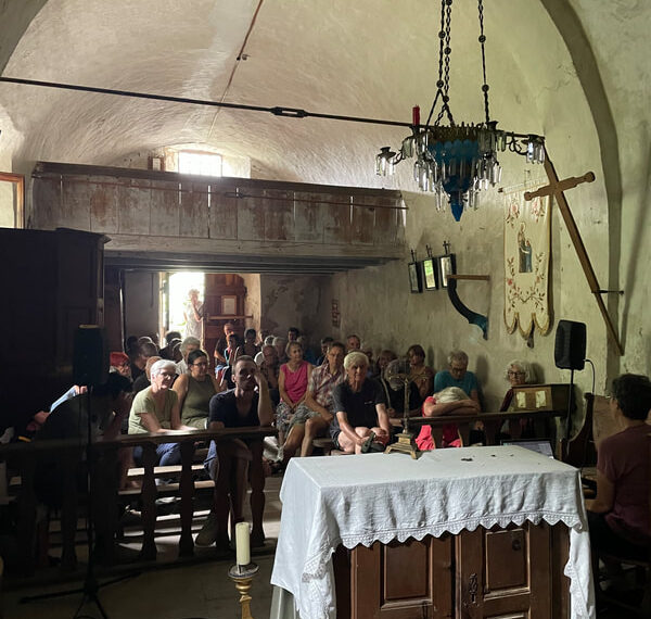 Public rassemblé dans la chapelle Sainte-Anne pour l'écoute des témoignages