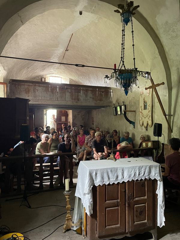 Public rassemblé dans la chapelle Sainte-Anne pour l'écoute des témoignages