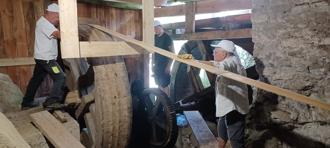 Élèves arrivant à pied à la scierie des Ségoins